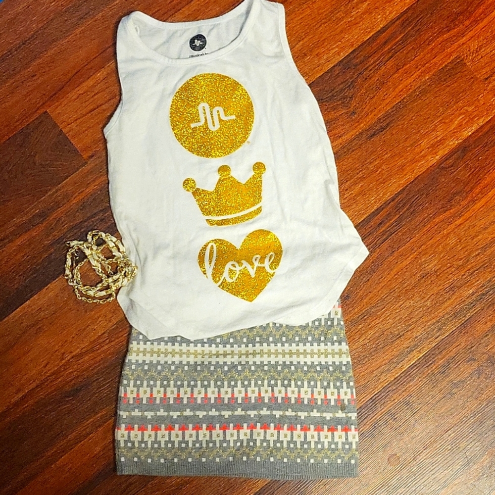 Cuteness w/glam. Mini glitter skirt, glitter shirt and gold/white leather jewel!